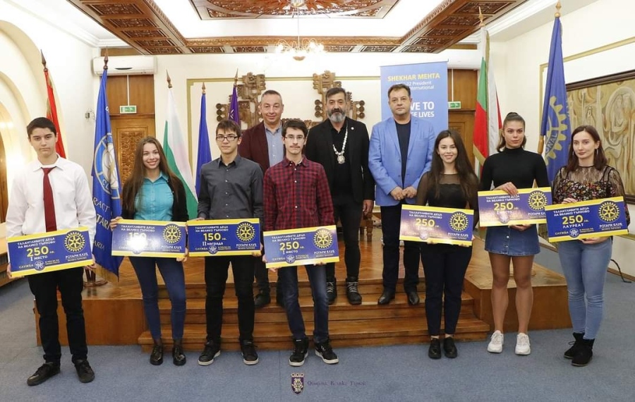 Талантливи ученици от Велико Търново получиха награди от Ротари клуб