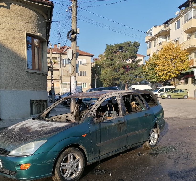 Кола се замозапали в движение и изгоря в центъра на Горна Оряховица