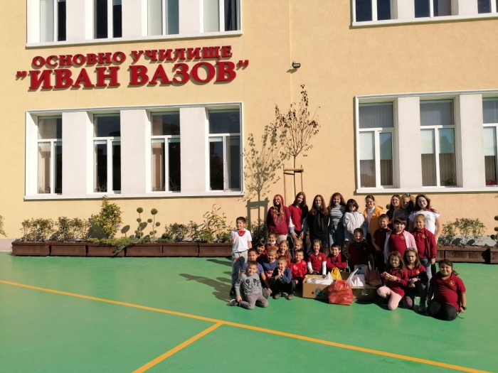Учениците на ОУ „Иван Вазов” дариха хранителни продукти на Защитеното жилище и комитета „Св. Мина”