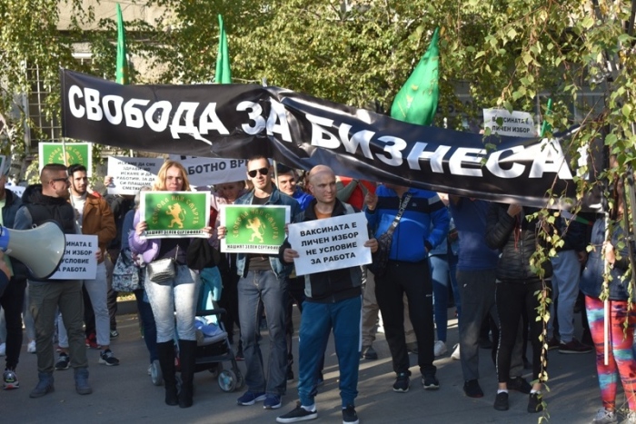 Протест на ресторантьори блокира движението във Велико Търново, браншът настоява за равни права