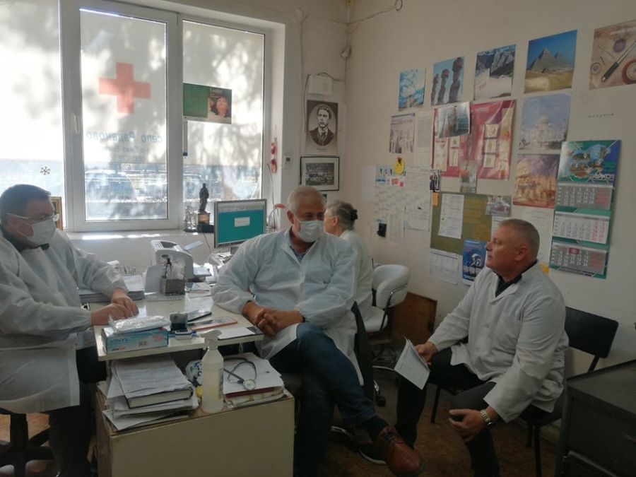 Професорите Костадин Ангелов и Асен Балтов с ваксинационната кампания на терен във Великотърновско