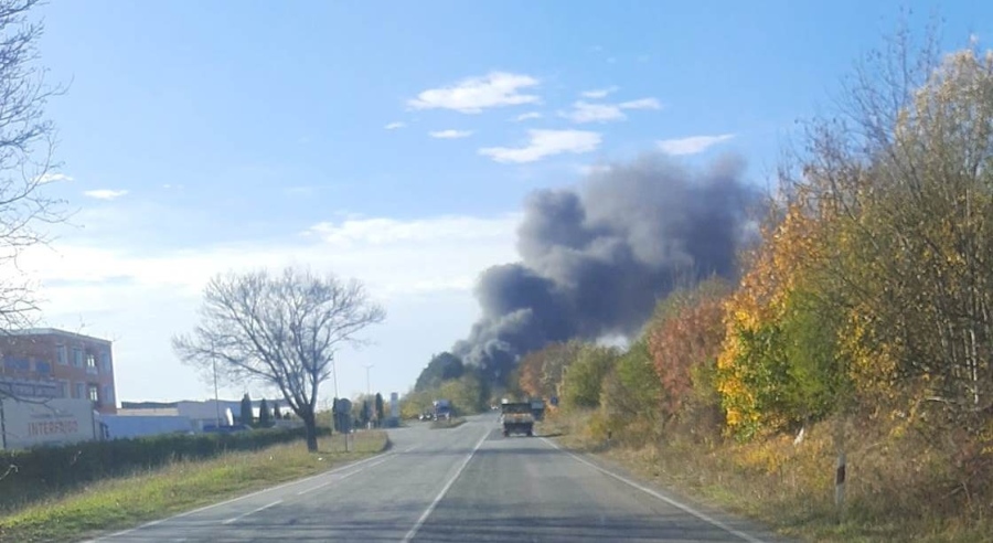 Два товарни автомобила се запалиха край разклоните за Леденик, има загинал (обновена)