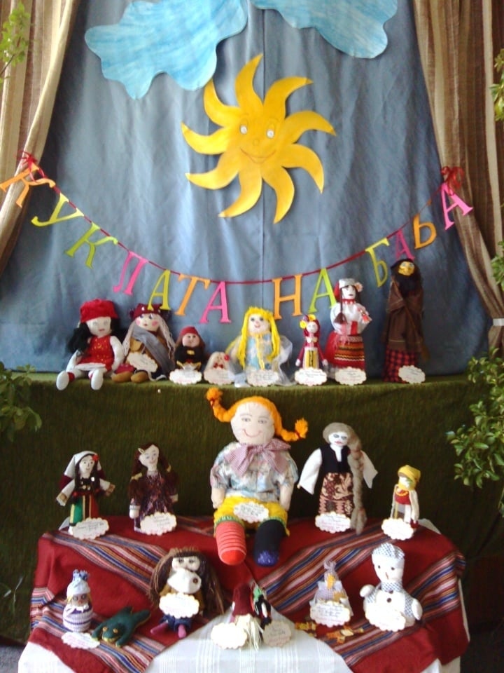Читалището в Сушица обяви конкурс за кукли