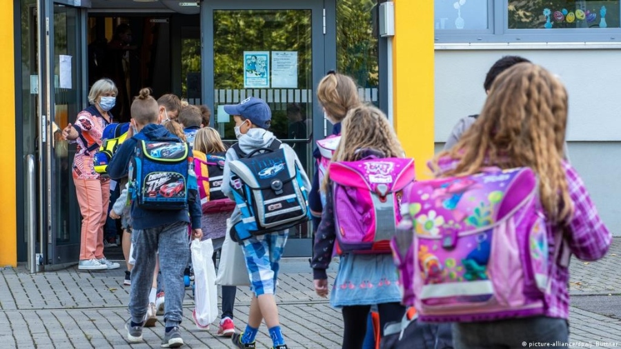 Малките ученици във Великотърновска област не могат да се върнат утре в училище заради липса на тестове