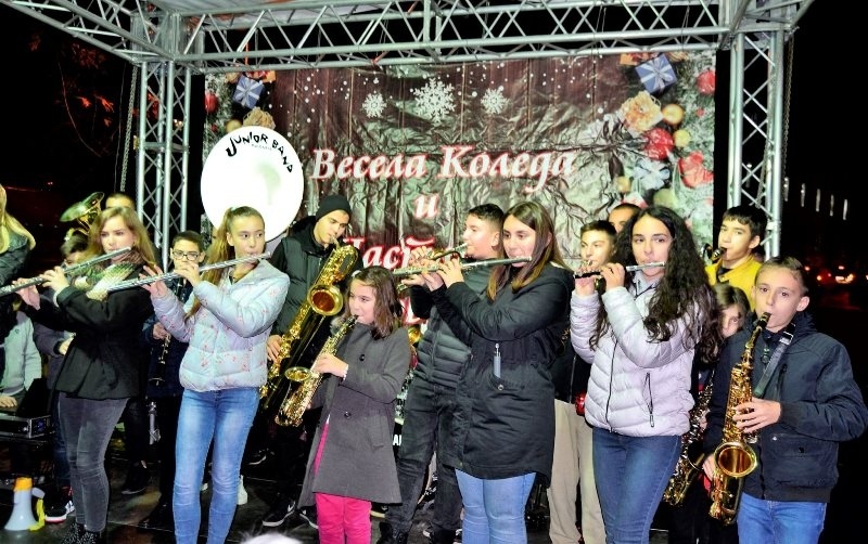 Музикален флашмоб за запалването на коледните светлини във Велико Търново