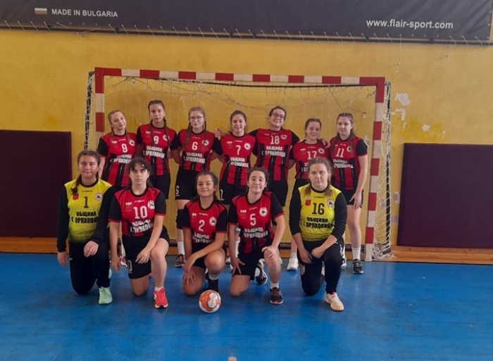 Юношите на хандбалния „Локомотив” излязоха начело в групата си, девойките са трети