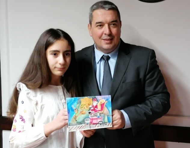Картичка на 10-годишната Диляна Димова отнася благопожелания за 2022 г. до всички приятели и партньори на Община Горна Оряховица