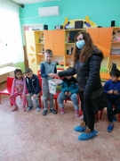 Център „Мария” зарадва с подаръци малчуганите от детските градини в Долна Оряховица и Драганово