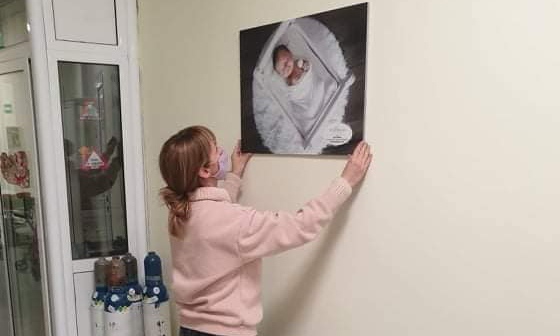 Професионален фотограф украси Родилното в Горнооряховската болница със снимки на новородени