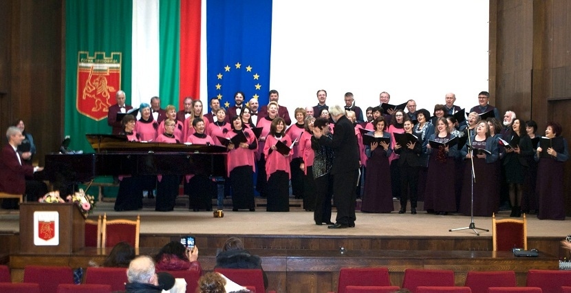 Хор „Славянско единство” и хор „Железни струни” върнаха изкуството там, където му е мястото – на сцената и пред публика