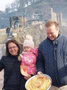 2-годишната Катерина и родителите й са първите посетители на Царевец за 2022 г.