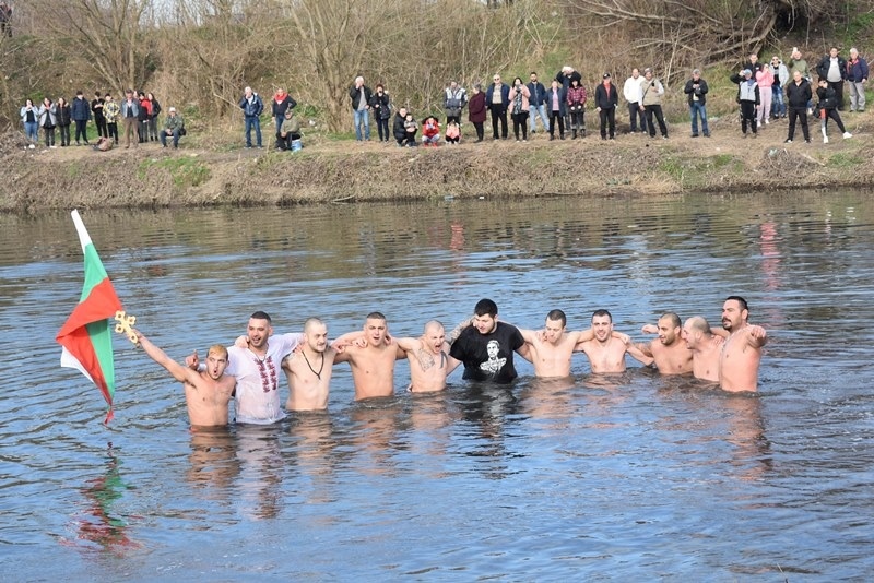 Ученик спаси кръста от водите на Янтра край Първомайци