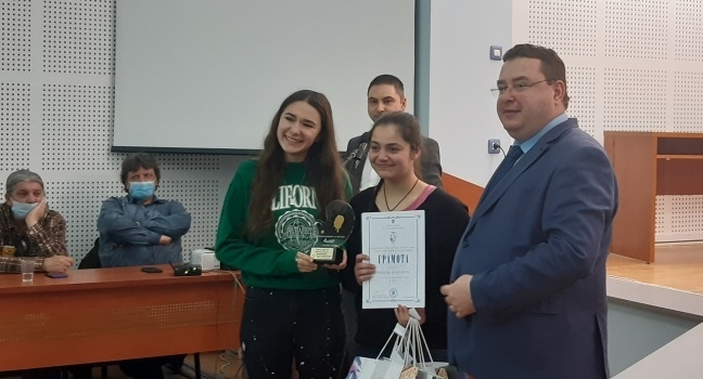 Наградиха победителите в ученически конкурси за годишнината от рождението на Щастливеца