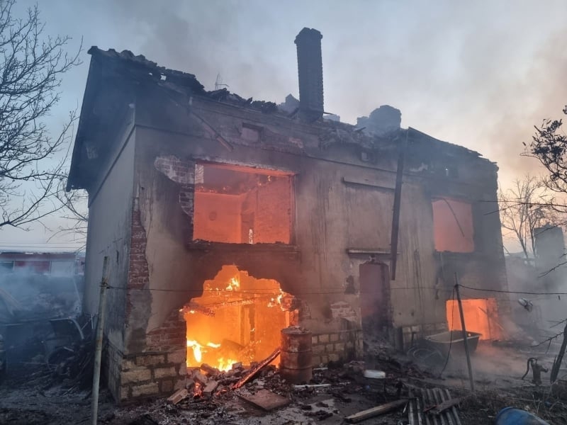 Къща и оранжерии изгоряха до основи в Драганово, селото събира средства да помогне на пострадалите