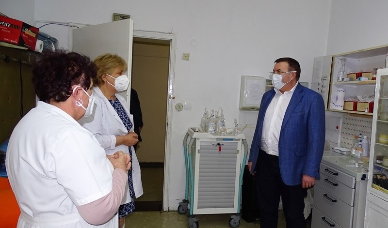Болницата в Павликени в ковид-вълната: Рекордни сметки за ток и притеснения за основни медикаменти