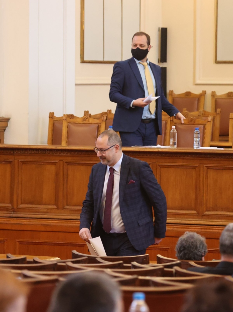 Димитър Николов към министъра на околната среда: Лошото на споделения душ е, че топлата вода свършва по-бързо и следва леденият  душ