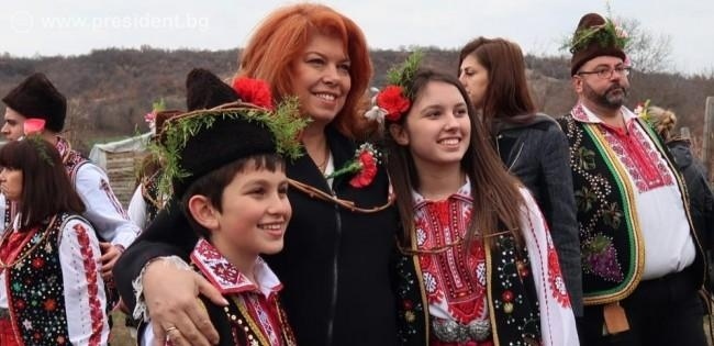 Вицепрезидентът Илияна Йотова заряза лозите в Сухиндол и се обяви за финансова децентрализация на общините