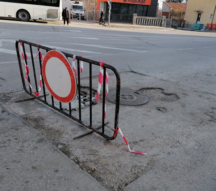 Опасна улична дупка затруднява движението край Автогарата в Горна Оряховица