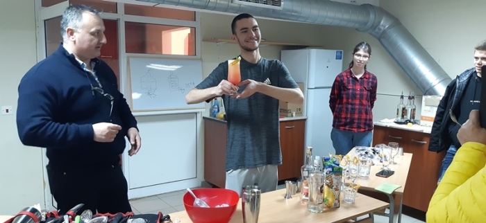 Световен шампион разкри тънкостите на барманството пред ученици от ПДТГ „Димитър Хадживасилев“