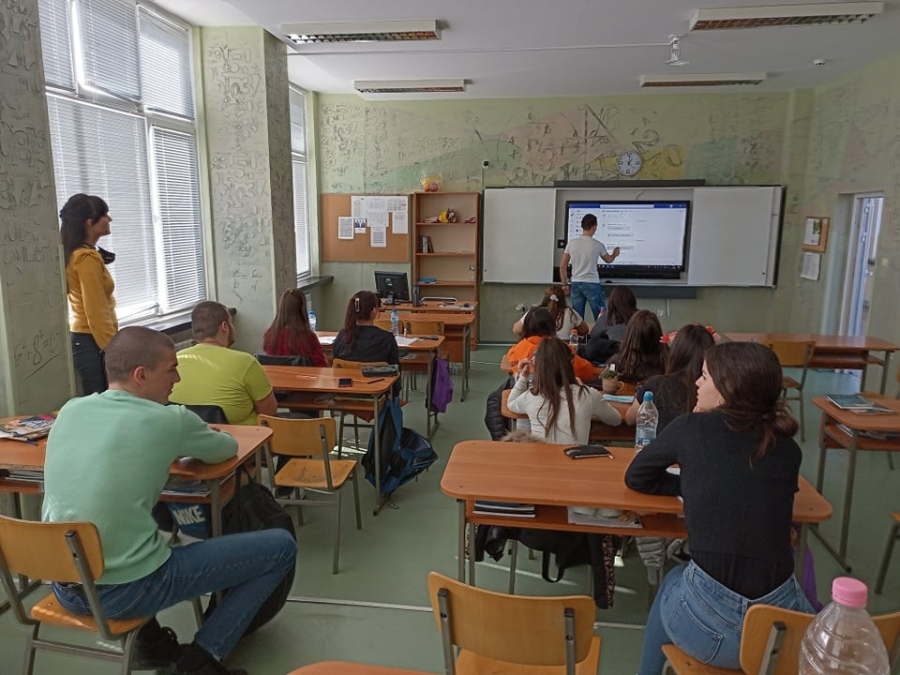 Дванадесетокласници на СУ „Георги Измирлиев” подготвиха урок за ролята на езика на тялото в общуването
