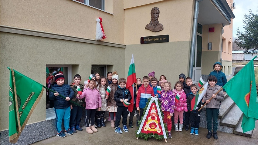 В ДГ „Елена Грънчарова” отдадоха почит и откриха барелеф на Спасителката на Горна Оряховица
