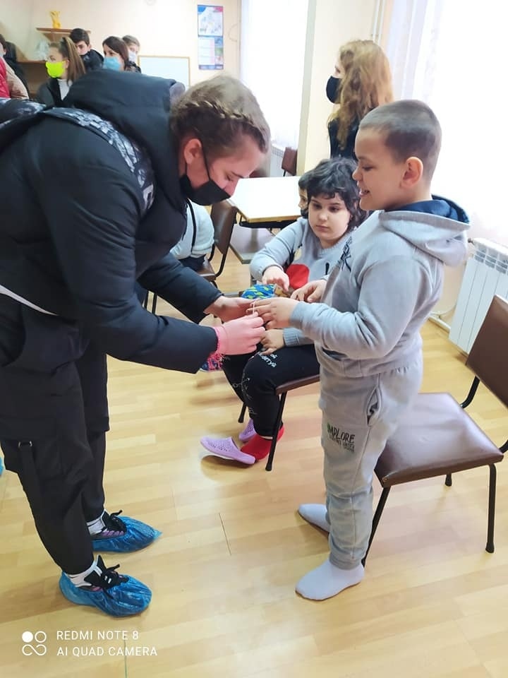 Дневният център за деца с увреждания и ПГЛПИ „Атанас Буров“ посрещнаха заедно Баба Марта