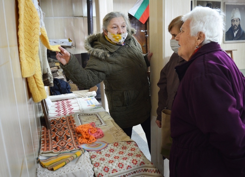 Изложба с плетива и ръкоделия от 16 селища е показана в читалището в с.Михалци