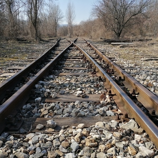 Крадци отмъкнали тон и половина метални елементи, демонтирани при ремонт на железопътна линия