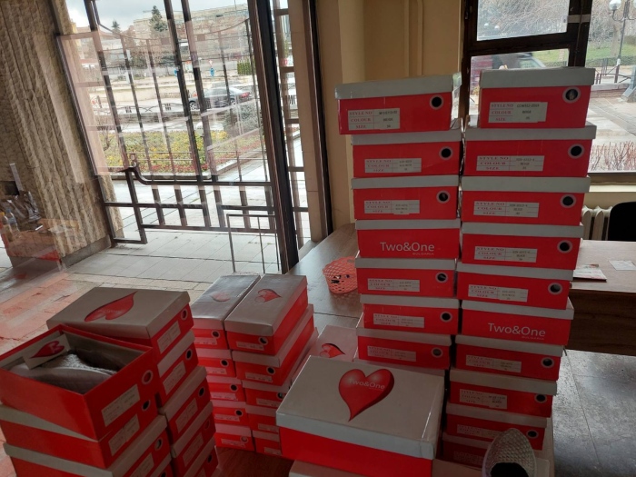Магазини Eden дариха близо 70 чифта дамски обувки за украинските бежанци