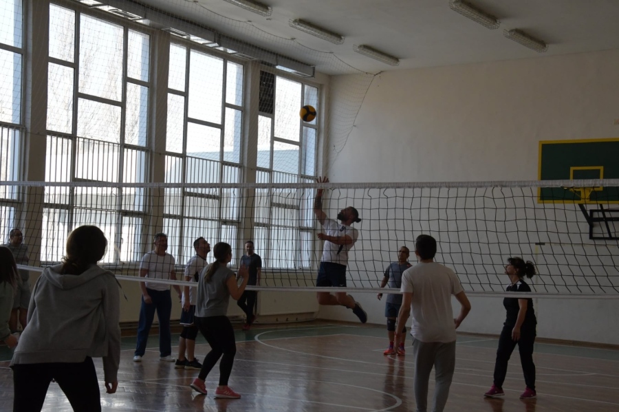 Всяка седмица ученици и учители от СУ „Емилиян Станев“ опитват да решат спора кой от тях е по-добър на волейбол