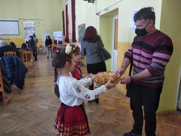 С училищно студио, демонстрация на дигитални умения и тик-ток танц в ОУ „Димитър Благоев“ посрещнаха гости от три училища в страната