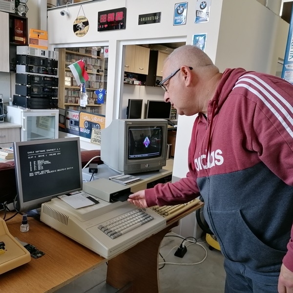 Горнооряховчанинът Деян Минчев работи с най-високи технологии и връща към живот първите български компютри