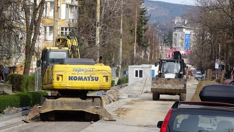 Смяната на ВиК мрежата под булевард „България“ във Велико Търново ​навлиза в нов етап
