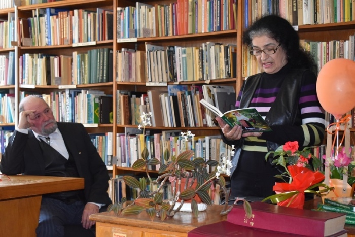 Веселина Кожухарова представи книгата си „Погледни през рамо“ в Общинската библиотека в Горна Оряховица