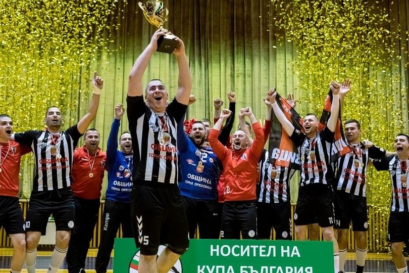 „Локомотив” пише история: вдигна Купата на България за мъже