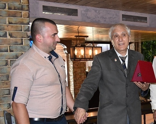 Президентът на ХК „Локомотив” Йордан Димитров подари медала си на основателя на хандбала в Горна Оряховица инж. Тодор Тодоров