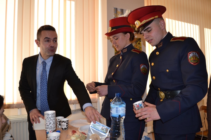 В Международния ден на авиацията и космонавтиката: Курсанти от НВУ показаха на ученици как се хапва космическа храна