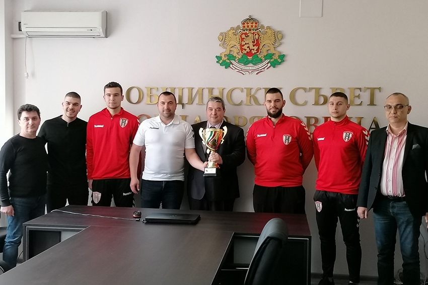 Златните хандбалисти на „Локомотив” подариха един от медалите си на кмета