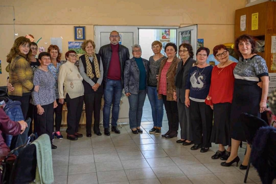 Димитър Николов сподели празника с дамите от Културния клуб в Козаревец