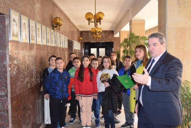 Четвъртокласници от СУ „Вичо Грънчаров“ гостуваха на кмета на Горна Оряховица