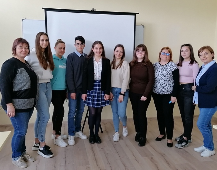 Деветокласничка от ПГЕЕ вдъхнови своите съученици да направят четене-поклон пред Петя Дубарова