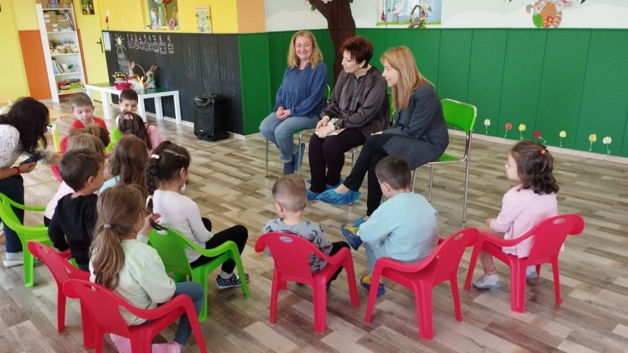 Областният управител чете приказки на децата от ДГ „Малки стъпчици“