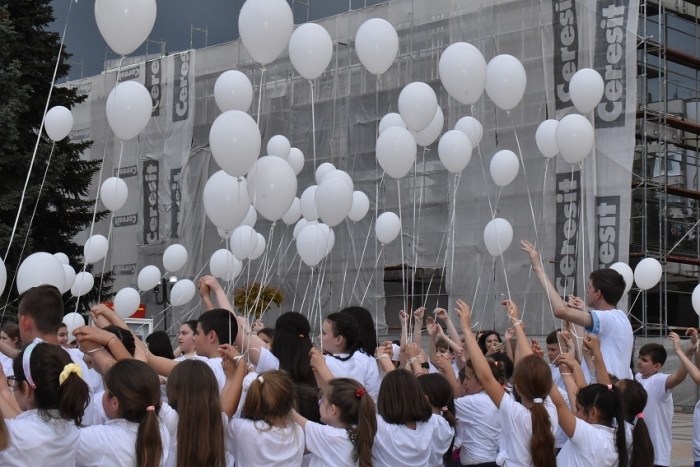 120 балона отнесоха към Украйна пожеланията за мир на горнооряховските деца
