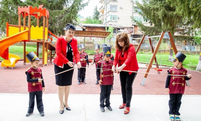 С бал и приказни герои бяха открити обновените детски площадки в лясковската ДГ „Радост“
