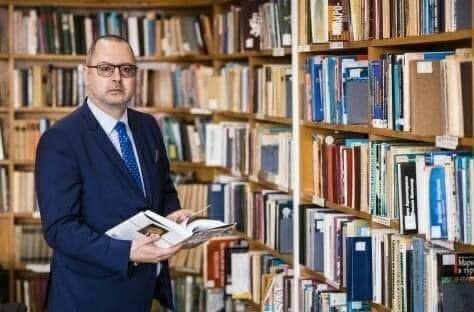 Димитър Николов пита културния министър за обновяването на библиотечните фондове