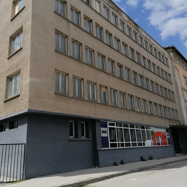 Община Горна Оряховица прави сделка с НКЖИ и взема 5-етажна сграда до Пазара