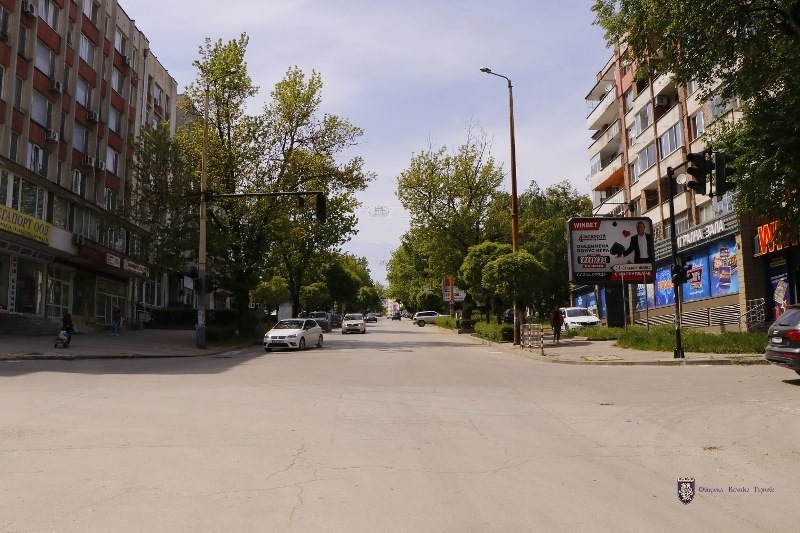 Обновяването на ВиК мрежата под булевард „България“ във Велико Търново продължава към финалните етапи, частично променят маршрутите на градски автобусни линии