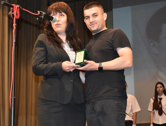 Ивелин Атанасов с „Вичова награда”, Мария Елена Станчева е „Ученик на годината” за СУ „Вичо Грънчаров”