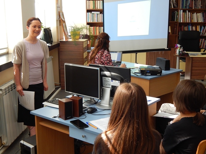 Американката Кейт Рупрехт гостува в час по информационна грамотност на седмокласници от СУ „Георги Измирлиев“