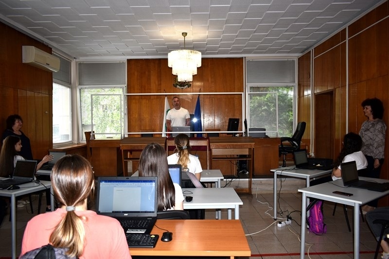 Състезание по компютърен машинопис и текстообработка се проведе в Районен съд – Велико Търново